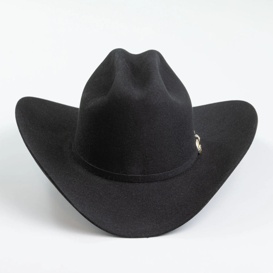 Sombrero vaquero negro de ala ancha, copa moldeada y detalle metálico lateral.