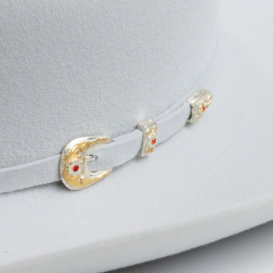 Sombrero Larry Mahan Real 6X gris claro, detalle de hebilla dorada con piedras rojas
