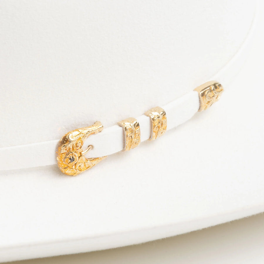 Sombrero Larry Mahan Real 6X blanco, detalle de banda con hebilla y adornos dorados