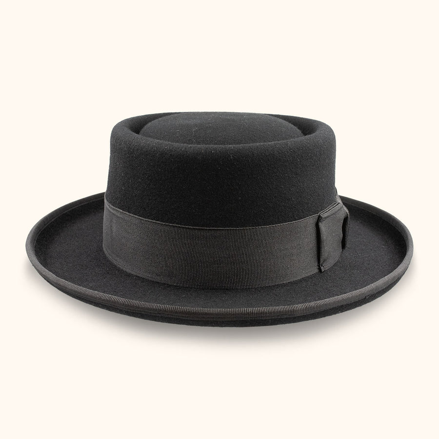 Sombrero pork pie La Nutria oscuro, visto de frente, con copa baja y cinta decorativa