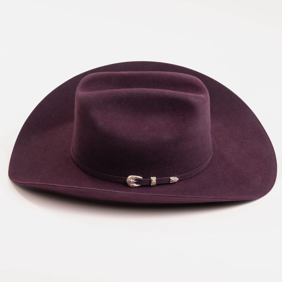 Sombrero Larry Mahan borgoña visto de frente, con copa dentada y detalles metálicos en la banda