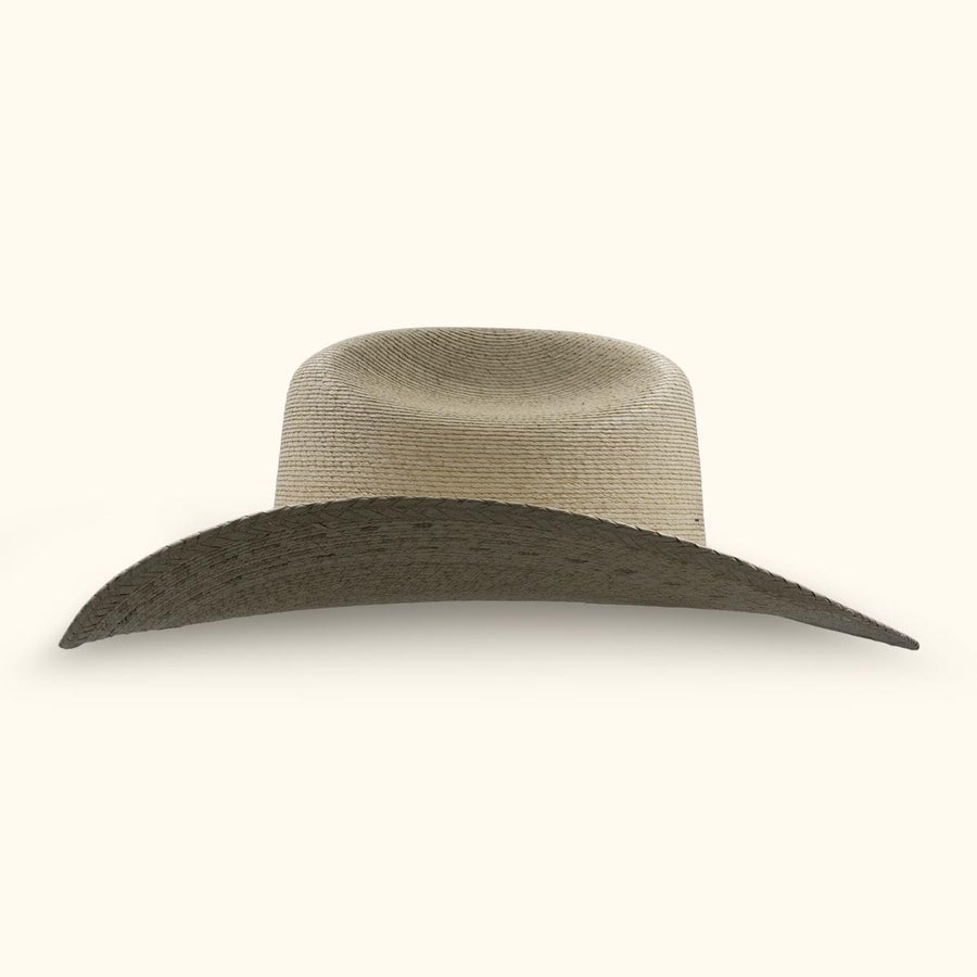 Sombrero vaquero de paja clara visto de frente, con ala amplia y curvada