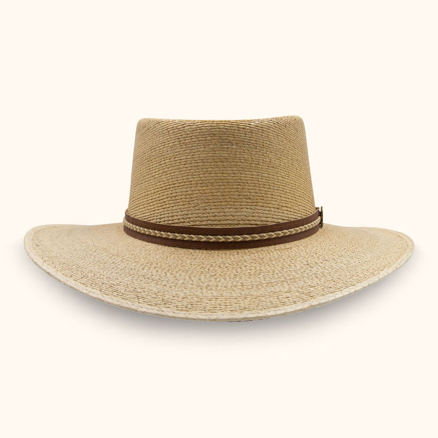 Sombrero San Palmo Gallera visto de frente, con copa recta y ala ancha de fibra tejida.