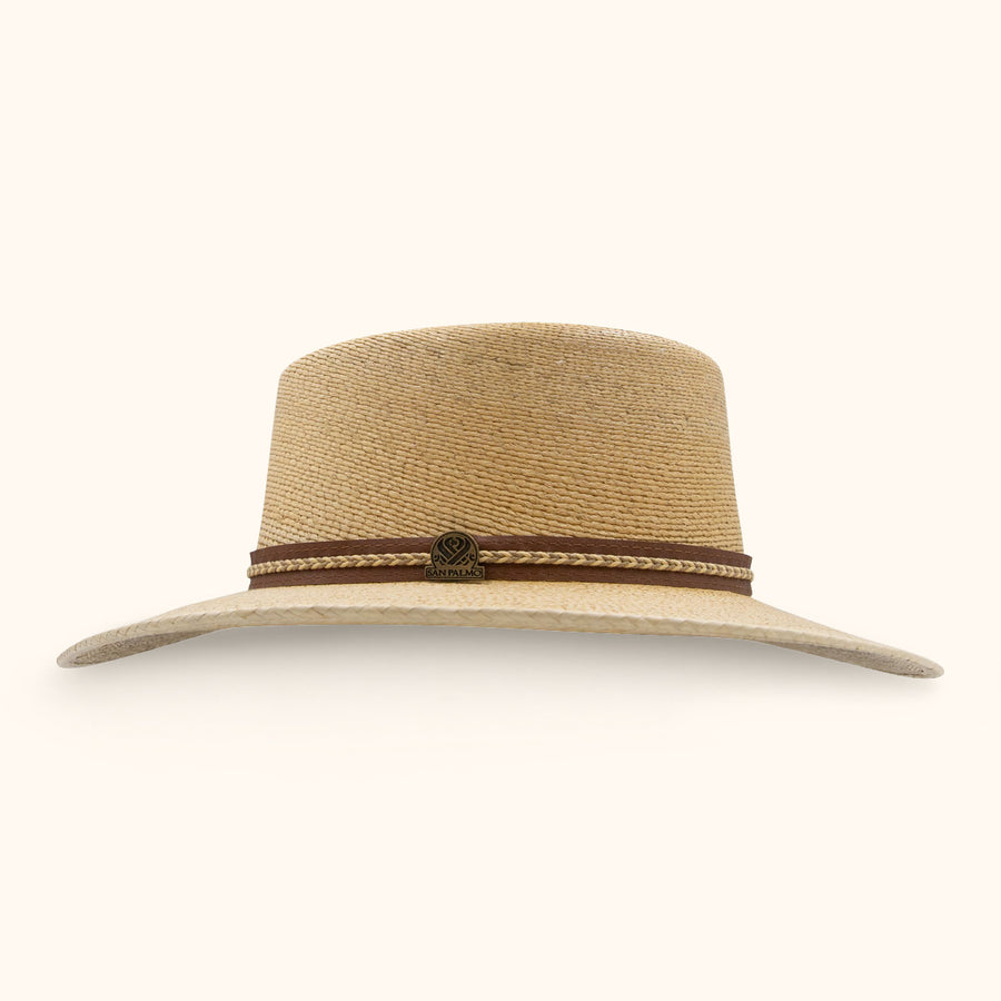 Sombrero San Palmo Gallera con ala ligeramente curvada y cinta marrón con emblema frontal.