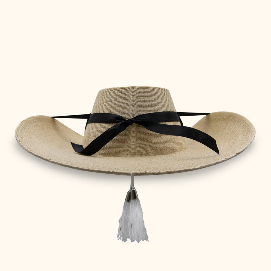 Sombrero San Palmo Huetameño con lazo negro y borla blanca colgante