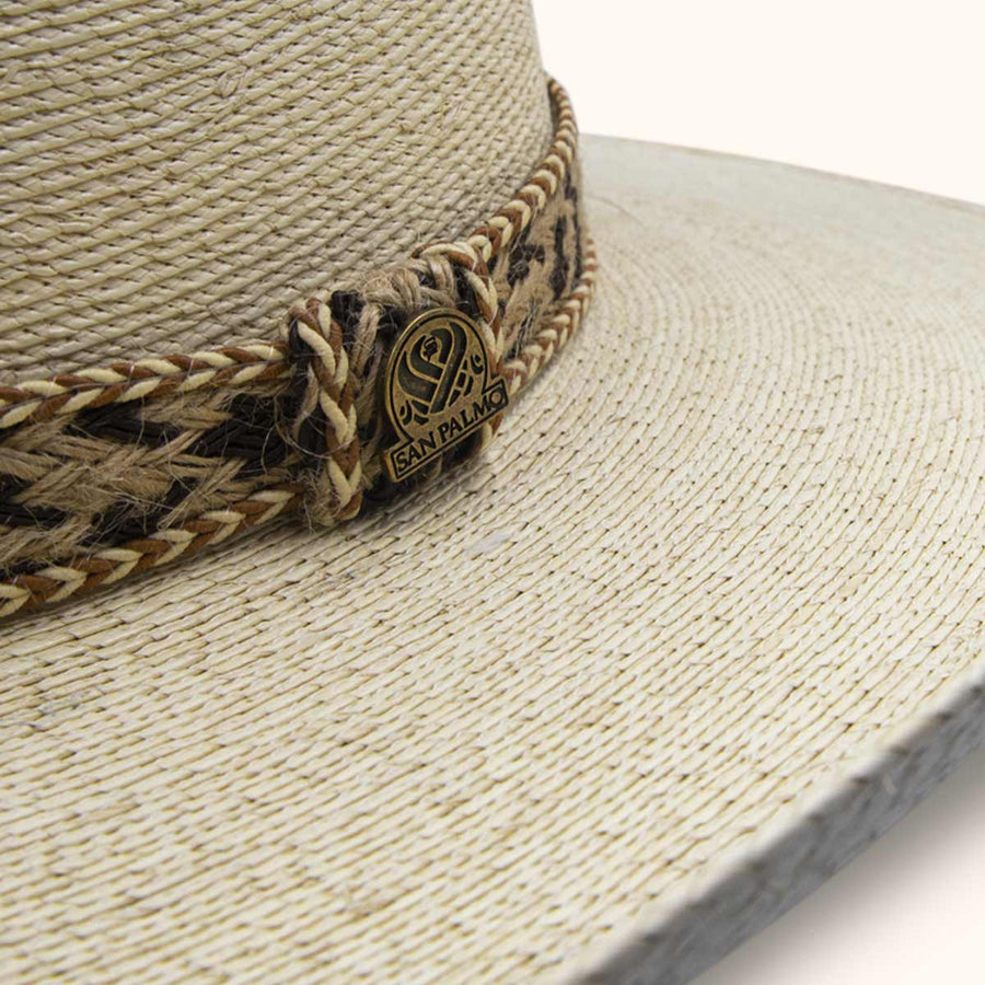 Detalle del sombrero San Palmo Superbull: banda trenzada y placa de marca