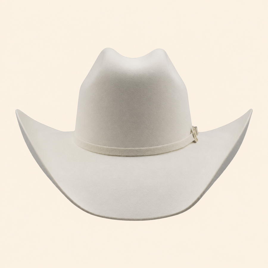 Sombrero vaquero blanco visto de frente, con copa alta y ala curvada