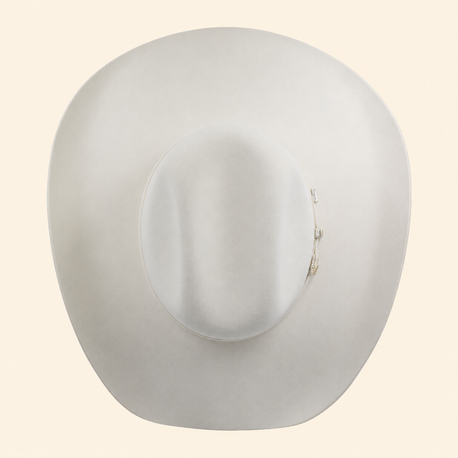 Sombrero vaquero blanco visto desde arriba, con ala ancha