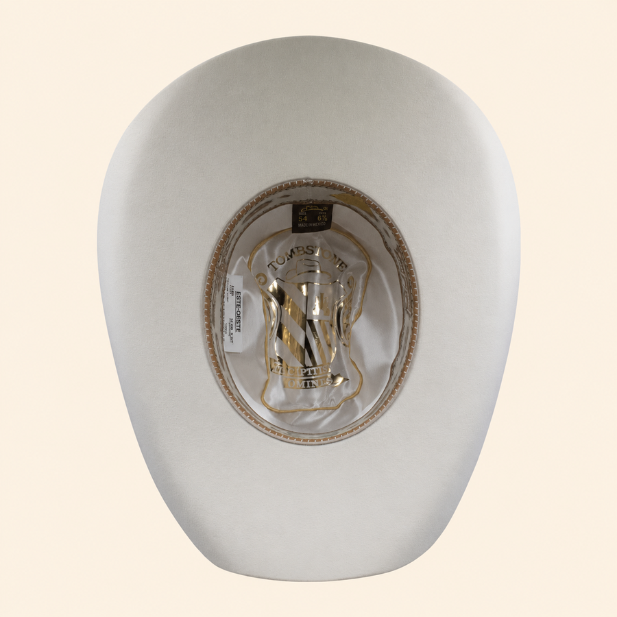 Interior del sombrero vaquero blanco con etiqueta Tombstone